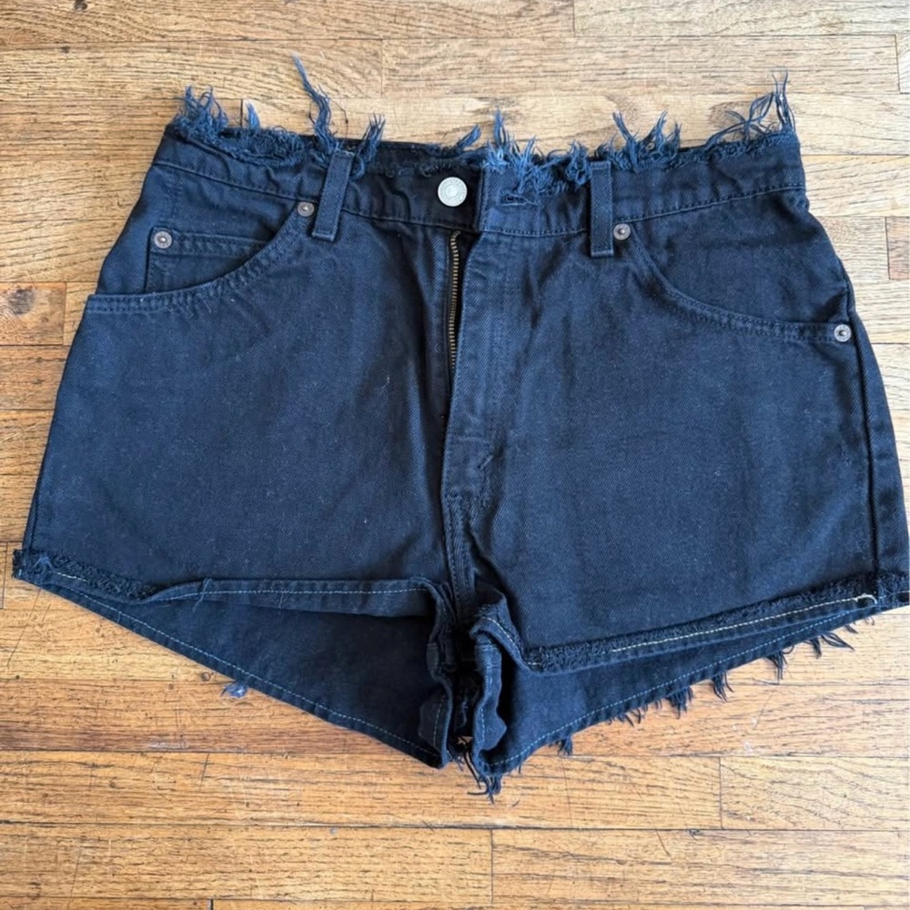 Stylish Black Frayed Levi’s Women Shorts